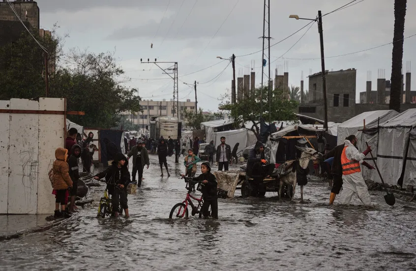 عاصفة “بايرون” تضرب المنطقة قريبًا وتحذيرات من طقس قاسٍ وسيول محتملة